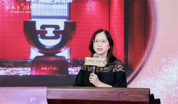 國富縱橫副總裁、卓木王中式精致生活研究院院長宋薇主持本次微醺會所品鑒會 國富縱橫副總裁、卓木王中式精致生活研究院院長宋薇主持本次微醺會所品鑒會