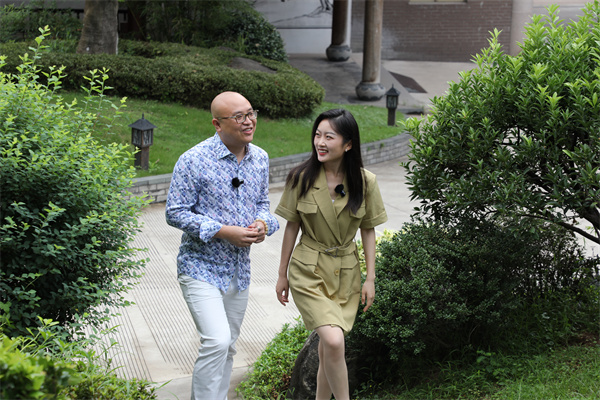卓木王總裁杜長(zhǎng)江(左)為央視主持人講解杜山莊的“曲徑通幽” 卓木王總裁杜長(zhǎng)江(左)為央視主持人講解杜山莊的“曲徑通幽”