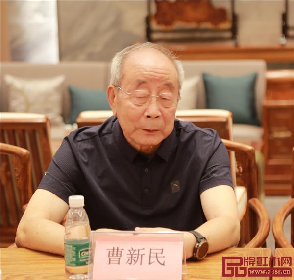 學(xué)會專家顧問、中國紅木家具技術(shù)專家曹新民發(fā)言
