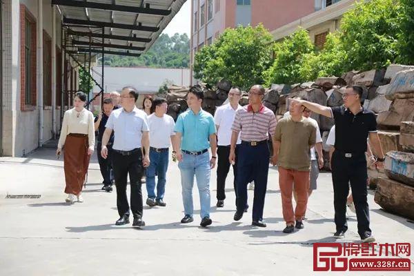 中山市紅木古典家具學會理事會一行參觀雄業家具生產基地