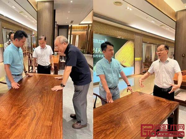 中山紅木古典學會理事會一行與雄業家具董事長鐘超雄交談