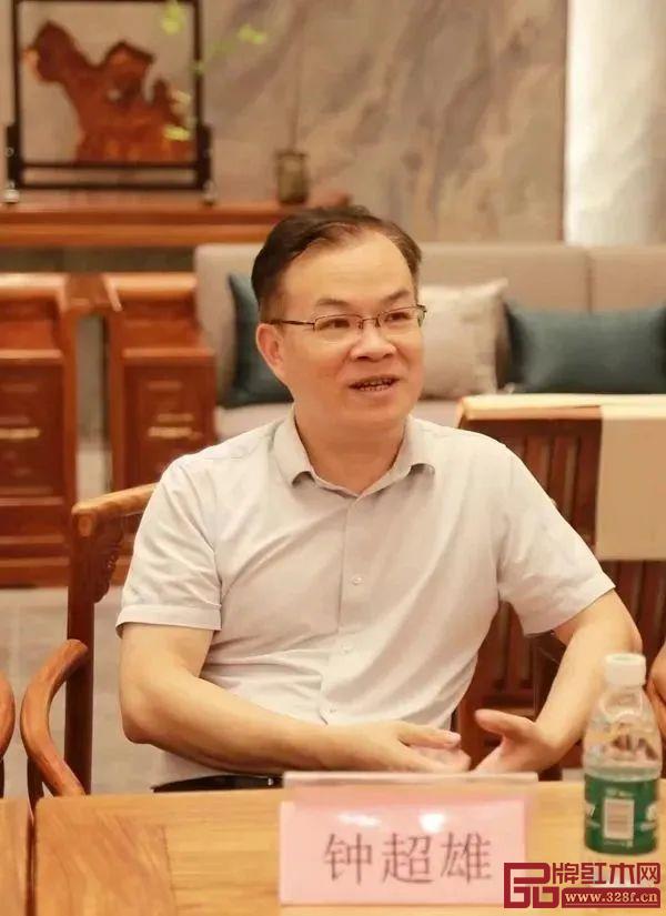 新會大澤古典家具行業協會會長、雄業家具董事長鐘超雄發言