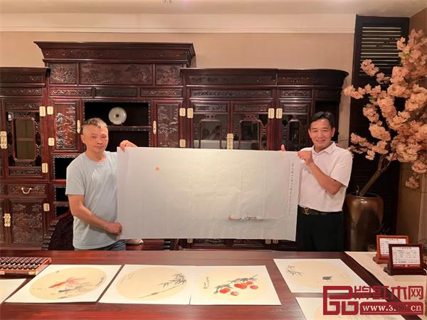 沙溪鎮美術協會會長李錫橋現場為國方家居作畫相贈 沙溪鎮美術協會會長李錫橋現場為國方家居作畫相贈