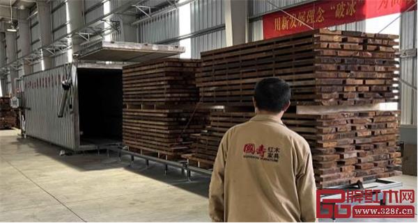 “烘干”與“穩定”一體機在國壽紅木使用現場 “烘干”與“穩定”一體機在國壽紅木使用現場