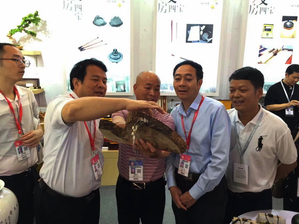 劉孝樟(右一)與江西省文化廳和旅游廳池紅廳長(右二)在展會上交流 劉孝樟(右一)與江西省文化廳和旅游廳池紅廳長(右二)在展會上交流