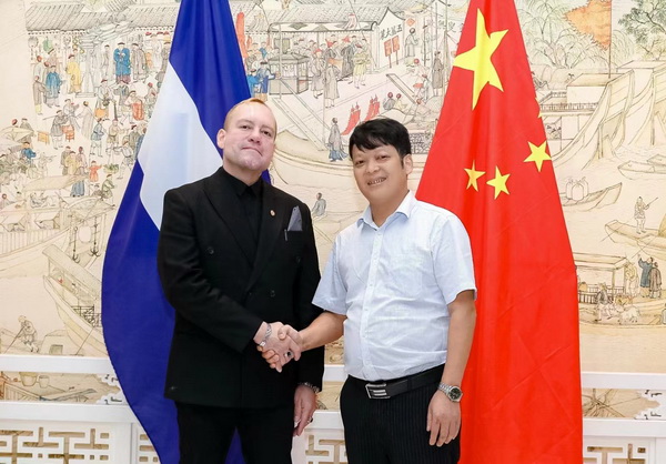 樟寶軒創始人劉孝樟作為中外友好與文化宣傳大使(右)與薩爾瓦多共和國駐華大使阿爾瓦雷斯先生(左)合影 樟寶軒創始人劉孝樟作為中外友好與文化宣傳大使(右)與薩爾瓦多共和國駐華大使阿爾瓦雷斯先生(左)合影