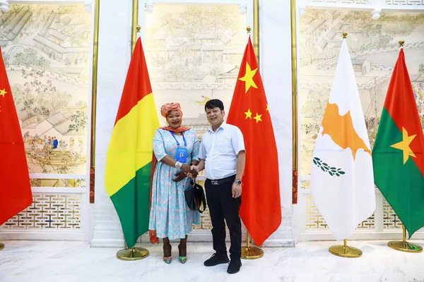 劉孝樟作為中外友好與文化宣傳大使(右)與幾內亞共和國駐華大使阿米納塔.科伊塔女士(左)合影 劉孝樟作為中外友好與文化宣傳大使(右)與幾內亞共和國駐華大使阿米納塔.科伊塔女士(左)合影
