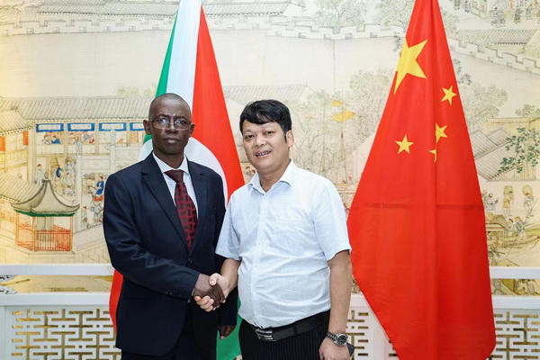 劉孝樟作為中外友好與文化宣傳大使(右)與布隆迪共和國駐華大使特雷斯弗爾.伊拉姆博納先生(左)合影 劉孝樟作為中外友好與文化宣傳大使(右)與布隆迪共和國駐華大使特雷斯弗爾.伊拉姆博納先生(左)合影