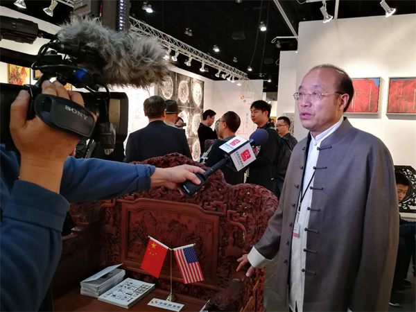杜承三大師攜作品《中國夢和諧寶座》參加洛杉磯國際藝術博覽會中國國家展，現場接受美新社等媒體采訪