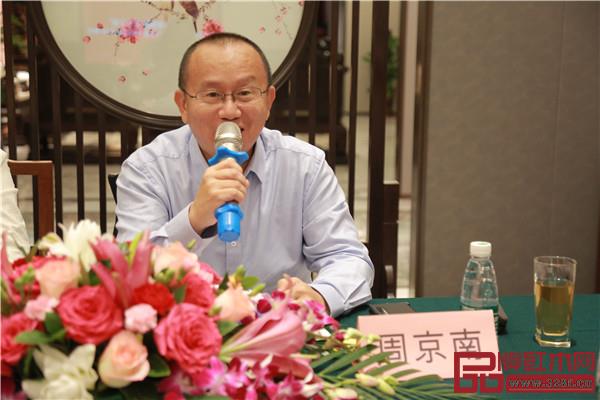 故宮博物院研究員、明清宮廷家具專家周京南發(fā)言 故宮博物院研究員、明清宮廷家具專家周京南發(fā)言