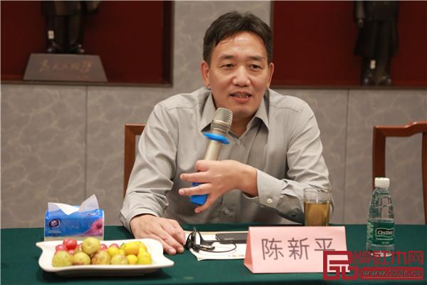 高級工藝美術(shù)師、國方家居董事長陳新平發(fā)言 高級工藝美術(shù)師、國方家居董事長陳新平發(fā)言