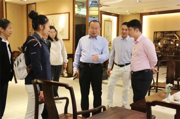 故宮博物院“英才計劃”周京南研究員一行走進鴻運堂，贊賞典藏家具有傳承更有創新！