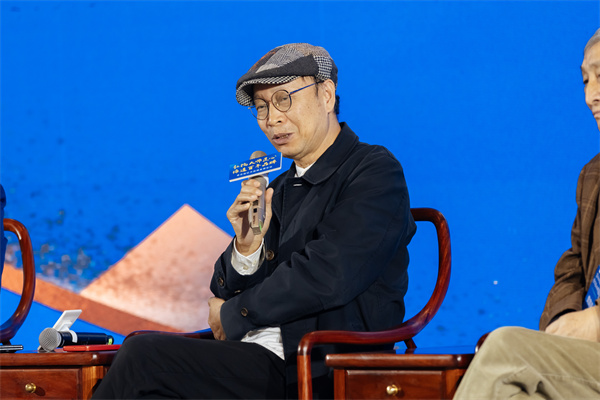 全聯藝術紅木家具專業委員會專家顧問、中國家具協會設計專業委員會副主任、清華大學家具設計高研班特邀教授彭亮發表看法 全聯藝術紅木家具專業委員會專家顧問、中國家具協會設計專業委員會副主任、清華大學家具設計高研班特邀教授彭亮發表看法