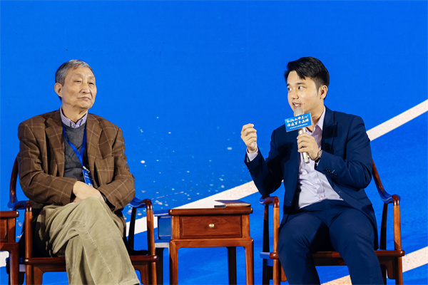 全聯藝術紅木家具專業委員會執行會長、品牌紅木創始人、CEO林偉華發表看法 全聯藝術紅木家具專業委員會執行會長、品牌紅木創始人、CEO林偉華發表看法