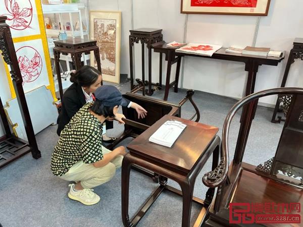 △ 國方家居的產品在展會現場頗受關注 △ 國方家居的產品在展會現場頗受關注