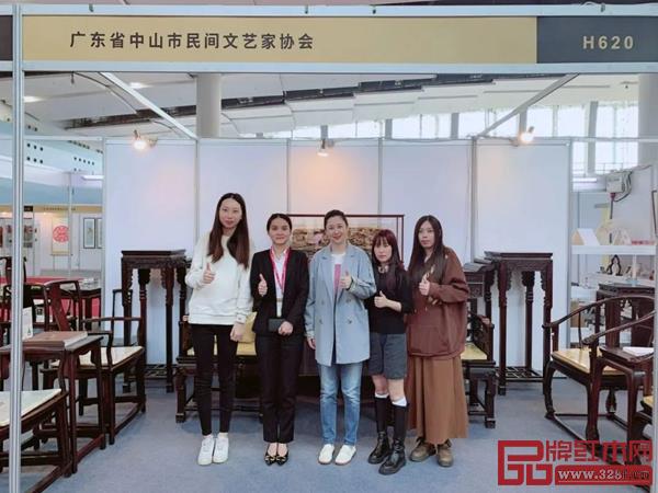 △ 廣東省民間文藝家協會主席劉曉春一行參觀國方家居展位合照 △ 廣東省民間文藝家協會主席劉曉春一行參觀國方家居展位合照