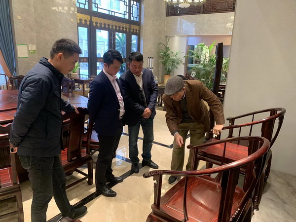 曹靜樓老師參觀東邦紅木展廳,并對東邦紅木家具進行了品鑒和指導 曹靜樓老師參觀東邦紅木展廳,并對東邦紅木家具進行了品鑒和指導