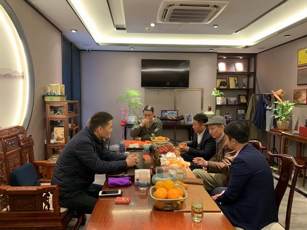 曹靜樓老師、林偉華會長與董事長陳杭峰進行交流 曹靜樓老師、林偉華會長與董事長陳杭峰進行交流