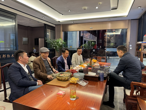 曹靜樓老師、林偉華會長與董事長陳杭峰進行交流 曹靜樓老師、林偉華會長與董事長陳杭峰進行交流
