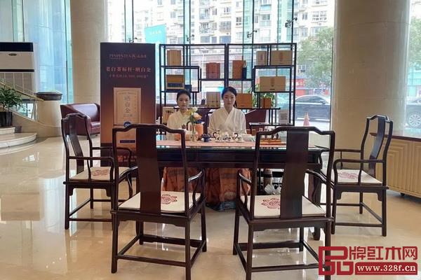 凹凸傳奇攜紅木茶臺、博古架等仙作紅木家具亮相2023首屆國際白茶大會 凹凸傳奇攜紅木茶臺、博古架等仙作紅木家具亮相2023首屆國際白茶大會