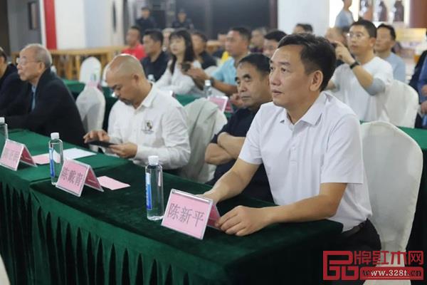△ 高級工藝美術師、國方家居創始人陳新平(右一)受邀擔任此次大賽裁判 △ 高級工藝美術師、國方家居創始人陳新平(右一)受邀擔任此次大賽裁判