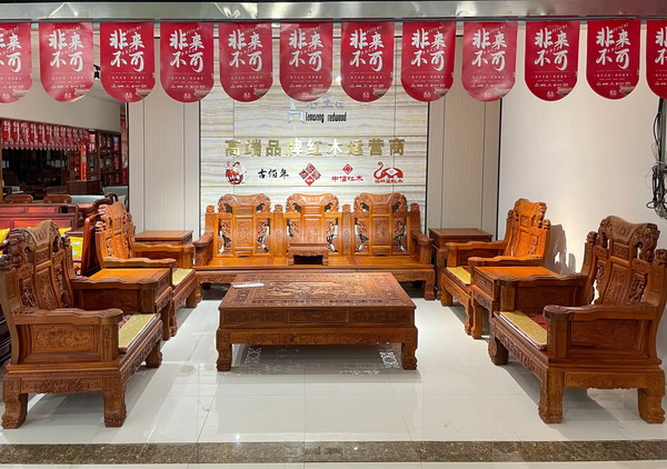 老王紅木入駐了年年紅、李忠信紅木、古佰年等眾多一線紅木品牌，產品風格多樣、款式齊全