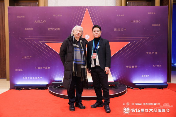 全聯(lián)民間文物藝術(shù)品商會創(chuàng)會會長宋建文(左)與鼎順紅木蔣國順合影 全聯(lián)民間文物藝術(shù)品商會創(chuàng)會會長宋建文(左)與鼎順紅木蔣國順合影