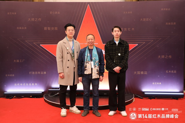 中國林產(chǎn)工業(yè)協(xié)會(huì)紅木分會(huì)會(huì)長吳勁松(左二)與名匠藝林總經(jīng)理張?jiān)?担ㄗ笠唬┖嫌? alt=