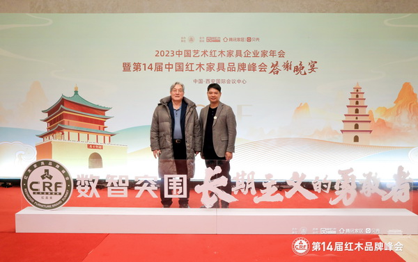 全國人大法律委員會原副主任、全國政協原常委、全國工商聯原常務副主席、中國畫院院長孫安民(左)與華夏一品總經理合影留念 全國人大法律委員會原副主任、全國政協原常委、全國工商聯原常務副主席、中國畫院院長孫安民(左)與華夏一品總經理合影留念