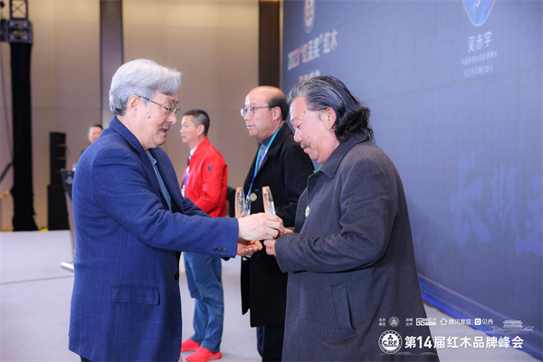 全國人大法律委員會原副主任、全國政協原常委、全國工商聯原常務副主席孫安民(左)為金彪云(右)頒獎 全國人大法律委員會原副主任、全國政協原常委、全國工商聯原常務副主席孫安民(左)為金彪云(右)頒獎