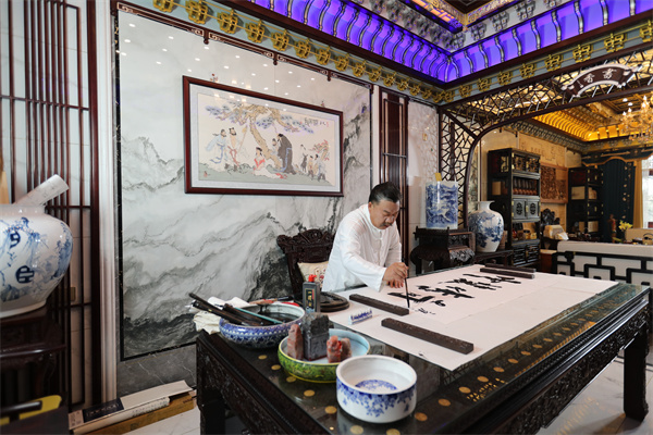 明清居·中裝傳品牌創始人、中國傳統工藝大師金彪云為品牌題字 明清居·中裝傳品牌創始人、中國傳統工藝大師金彪云為品牌題字