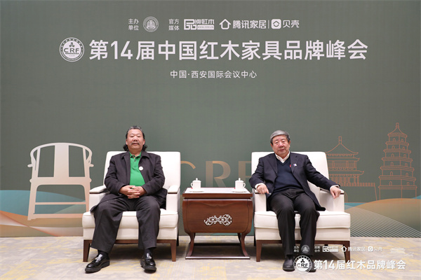 中裝傳奇品牌創始人、中國傳統工藝大師金彪云(左)與國家文物局原常務副局長張柏(右)合影留念 中裝傳奇品牌創始人、中國傳統工藝大師金彪云(左)與國家文物局原常務副局長張柏(右)合影留念