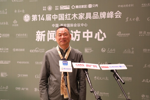 榮鼎軒董事長徐榮桃大會現(xiàn)場接受主流媒體的采訪