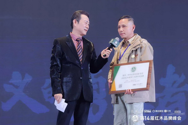 年年紅四水歸堂品牌創始人吳良涌先生臺上接受央視主持人趙保樂老師采訪