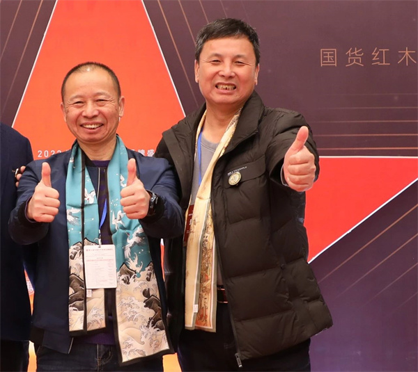 喜迎紅紅木董事長陸飛躍(右)和中國林產(chǎn)工業(yè)協(xié)會紅木分會會長吳勁松(左)合影 喜迎紅紅木董事長陸飛躍(右)和中國林產(chǎn)工業(yè)協(xié)會紅木分會會長吳勁松(左)合影