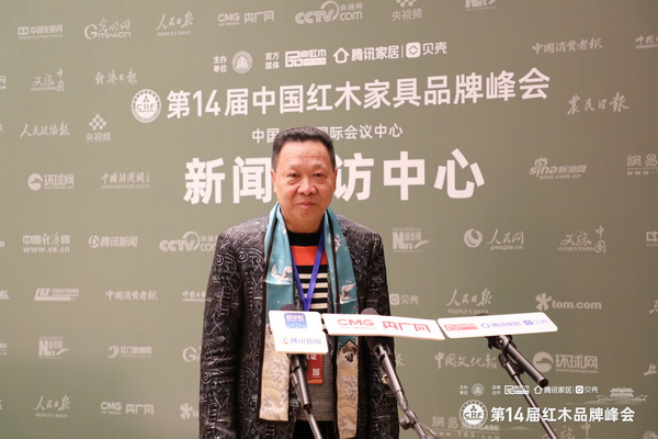 紅寶軒董事長(zhǎng)、央璽品牌創(chuàng)始人曹兆庭在品牌峰會(huì)現(xiàn)場(chǎng)接受眾多主流媒體聯(lián)合采訪 紅寶軒董事長(zhǎng)、央璽品牌創(chuàng)始人曹兆庭在品牌峰會(huì)現(xiàn)場(chǎng)接受眾多主流媒體聯(lián)合采訪