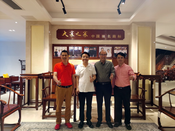中國家具協會副理事長吳赤宇(左一),中國傳統工藝大師杜承三(右二),全聯藝術紅木家具專業委員會執行會長林偉華(右一)到訪大家之家,中國工藝美術大師、大家之家董事長林慶財(左二)熱情接待并陪同參觀 中國家具協會副理事長吳赤宇(左一),中國傳統工藝大師杜承三(右二),全聯藝術紅木家具專業委員會執行會長林偉華(右一)到訪大家之家,中國工藝美術大師、大家之家董事長林慶財(左二)熱情接待并陪同參觀