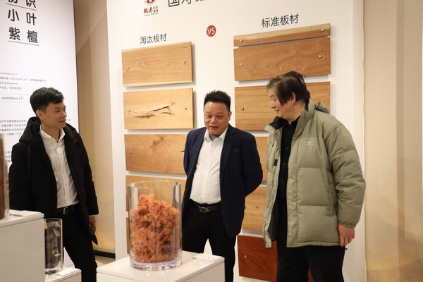 國壽紅木總經理何偉權、營銷總監袁利平為許建平大師介紹國壽紅木選材及工藝標準 國壽紅木總經理何偉權、營銷總監袁利平為許建平大師介紹國壽紅木選材及工藝標準