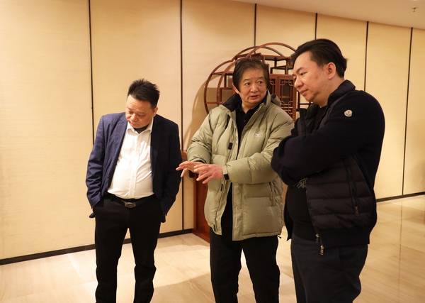 許建平大師與國壽紅木總經理陳衛棠探討家具制作工藝 許建平大師與國壽紅木總經理陳衛棠探討家具制作工藝