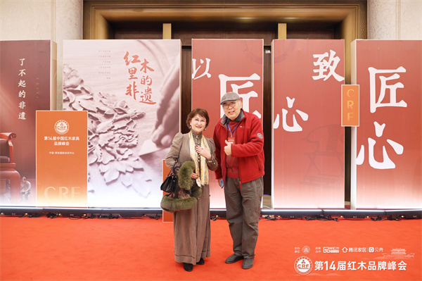 全聯(lián)民間文物藝術(shù)品商會副會長、非物質(zhì)文化遺產(chǎn)項(xiàng)目燙蠟技藝傳承人于鴻雁(右)與中國收藏家協(xié)會副會長、中藏協(xié)服飾收藏委員會會長維佳(左)合影留念 全聯(lián)民間文物藝術(shù)品商會副會長、非物質(zhì)文化遺產(chǎn)項(xiàng)目燙蠟技藝傳承人于鴻雁(右)與中國收藏家協(xié)會副會長、中藏協(xié)服飾收藏委員會會長維佳(左)合影留念
