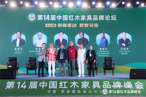 全聯(lián)民間文物藝術(shù)品商會副會長、非物質(zhì)文化遺產(chǎn)項(xiàng)目燙蠟技藝傳承人于鴻雁(右三)與一眾論壇嘉賓合影留念 全聯(lián)民間文物藝術(shù)品商會副會長、非物質(zhì)文化遺產(chǎn)項(xiàng)目燙蠟技藝傳承人于鴻雁(右三)與一眾論壇嘉賓合影留念