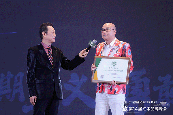 卓木王總裁杜長江在臺上接受央視主持人趙保樂的采訪 卓木王總裁杜長江在臺上接受央視主持人趙保樂的采訪
