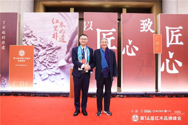 雅宋紅木總經理竇琦柳(左)與故宮博物院文保科技部原主任曹靜樓(右)合影 雅宋紅木總經理竇琦柳(左)與故宮博物院文保科技部原主任曹靜樓(右)合影