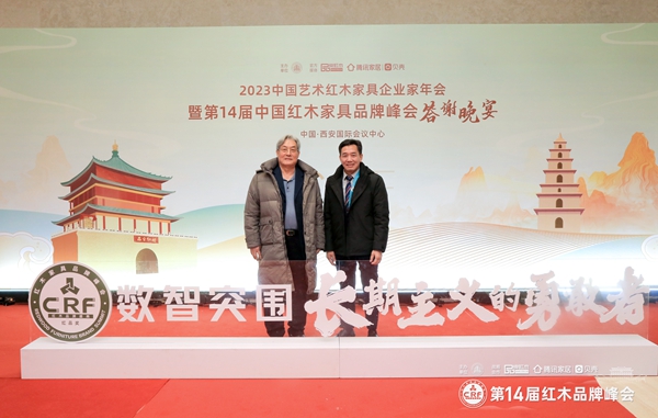 國方家居創始人陳新平(右)受邀出席峰會現場,并與全國人大法律委員會原副主任、全國政協原常委、全國工商聯原常務副主席孫安民(左)合影 國方家居創始人陳新平(右)受邀出席峰會現場,并與全國人大法律委員會原副主任、全國政協原常委、全國工商聯原常務副主席孫安民(左)合影
