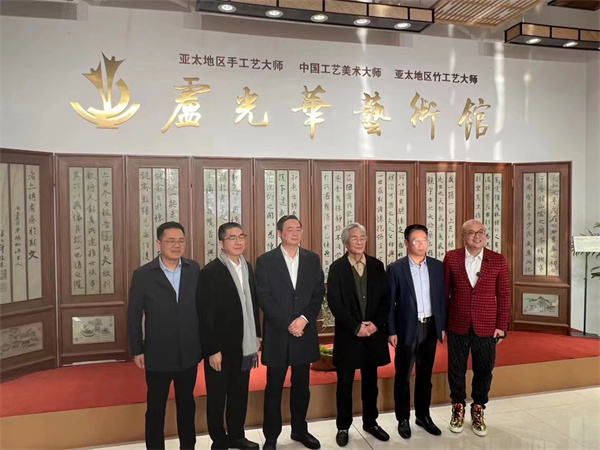 亞太地區(qū)手工藝大師盧光華(右三)、卓木王總裁杜長江(右一)師徒與浙江省糧食和物資儲(chǔ)備局副局長姚激揚(yáng)(右二)、市委書記樓瑯堅(jiān)(左三)、常務(wù)副市長郭錦明(左二)等一眾領(lǐng)導(dǎo)合影留念 亞太地區(qū)手工藝大師盧光華(右三)、卓木王總裁杜長江(右一)師徒與浙江省糧食和物資儲(chǔ)備局副局長姚激揚(yáng)(右二)、市委書記樓瑯堅(jiān)(左三)、常務(wù)副市長郭錦明(左二)等一眾領(lǐng)導(dǎo)合影留念