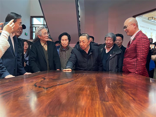 國家人社部原副部長楊志明(右三)、國家文物局原常務(wù)副局長張柏(右二)東陽市市委書記樓瑯堅(jiān)(左一)等在亞太地區(qū)手工藝大師盧光華(左二)與卓木王總裁杜長江(右一)陪同下一起參觀盧光華藝術(shù)館內(nèi)陳列的卓木王《中國夢富春山居和諧書房》 國家人社部原副部長楊志明(右三)、國家文物局原常務(wù)副局長張柏(右二)東陽市市委書記樓瑯堅(jiān)(左一)等在亞太地區(qū)手工藝大師盧光華(左二)與卓木王總裁杜長江(右一)陪同下一起參觀盧光華藝術(shù)館內(nèi)陳列的卓木王《中國夢富春山居和諧書房》