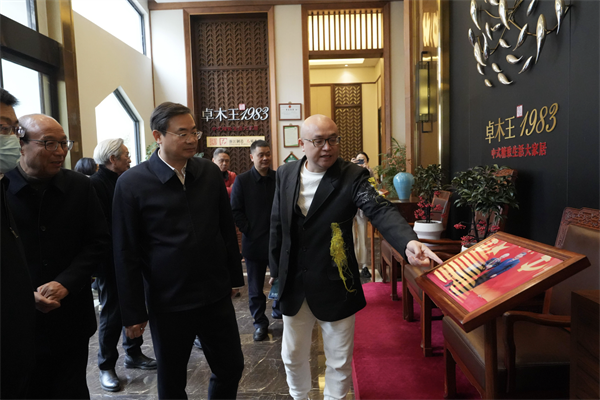 卓木王總裁杜長江向東陽市市委書記樓瑯堅介紹卓木王為人民大會堂人大常委廳專屬定制的人大椅 卓木王總裁杜長江向東陽市市委書記樓瑯堅介紹卓木王為人民大會堂人大常委廳專屬定制的人大椅