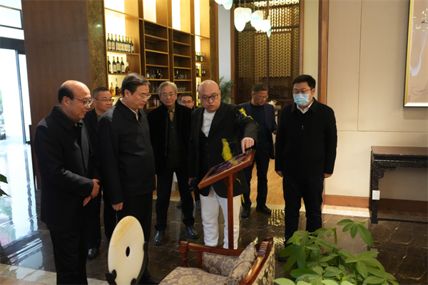 卓木王總裁杜長江向東陽市市委書記樓瑯堅介紹卓木王獻禮建黨100周年長江艦艙室復(fù)原項目 卓木王總裁杜長江向東陽市市委書記樓瑯堅介紹卓木王獻禮建黨100周年長江艦艙室復(fù)原項目