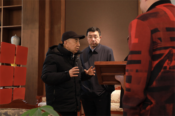 國家人社部原副部長楊志明(左一)參觀卓木王展廳 國家人社部原副部長楊志明(左一)參觀卓木王展廳
