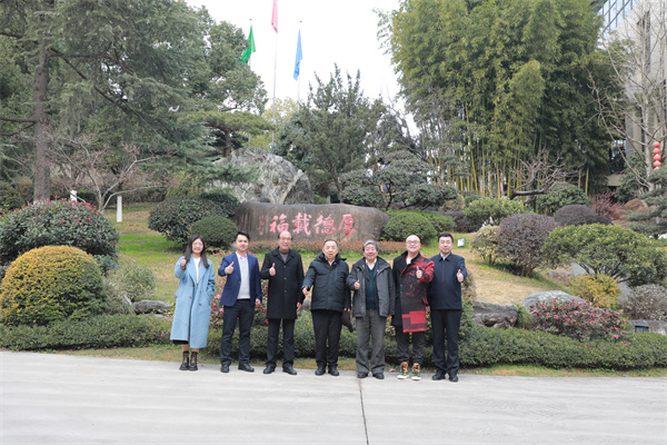 國家人社部原副部長楊志明(右四)、世界博物館協會亞太聯盟原主席張柏(右三)、品牌紅木CEO林偉華(左二)蒞臨卓木王參觀并與卓木王董事長杜承三(左三)、總裁杜長江(右二)合影留念 國家人社部原副部長楊志明(右四)、世界博物館協會亞太聯盟原主席張柏(右三)、品牌紅木CEO林偉華(左二)蒞臨卓木王參觀并與卓木王董事長杜承三(左三)、總裁杜長江(右二)合影留念